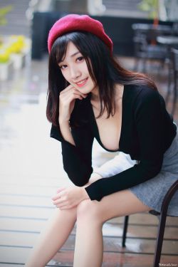 美女裸奔